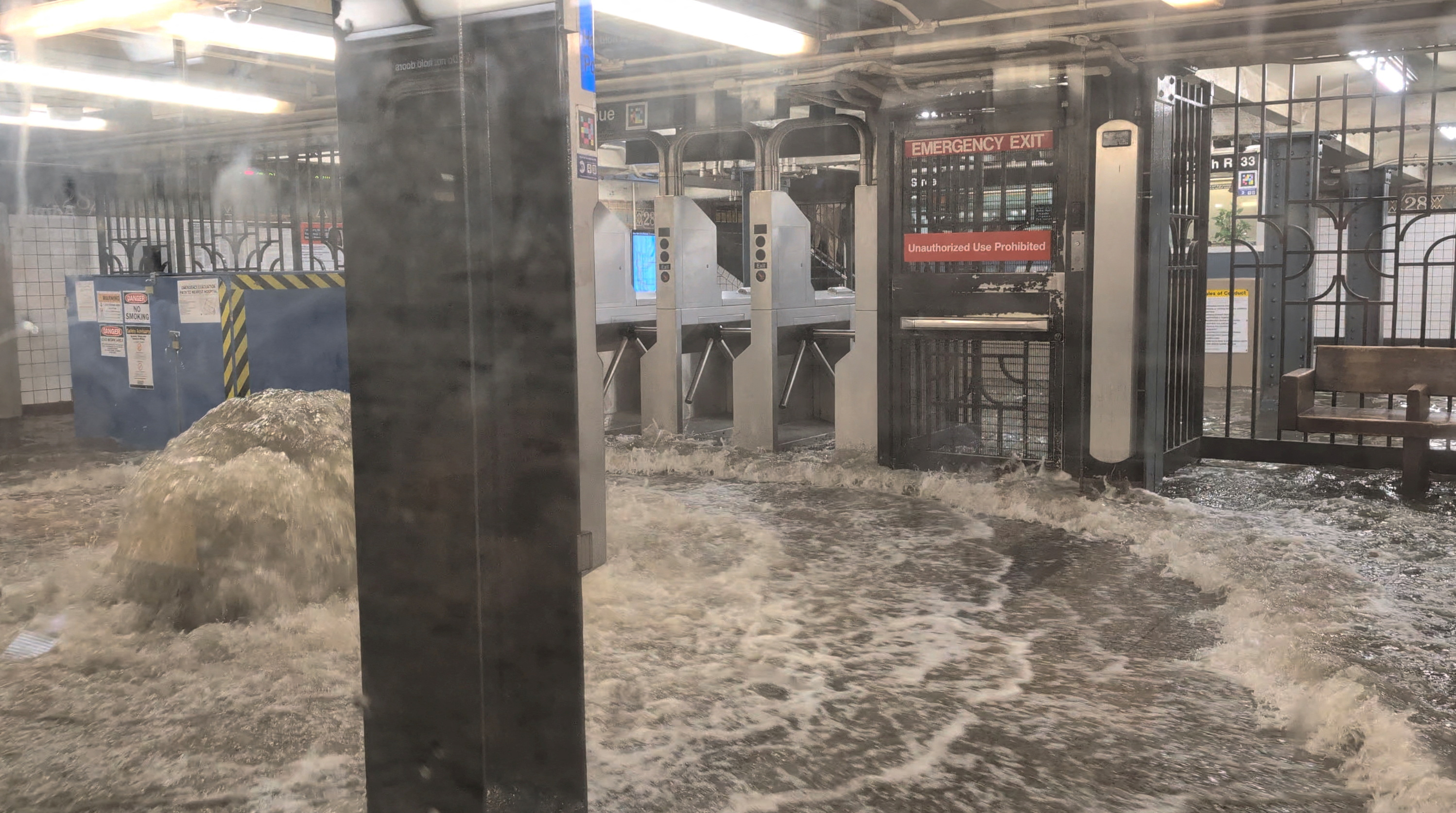 Chuvas torrenciais causam alagamentos e caos no transporte em Nova York e Nova Jersey Estação de metrô inundada em Nova York, EUA, em 14 de julho de 2025, nesta captura de tela obtida de um vídeo de mídia social. (Foto: Juan Luis Landaeta/via REUTERS)