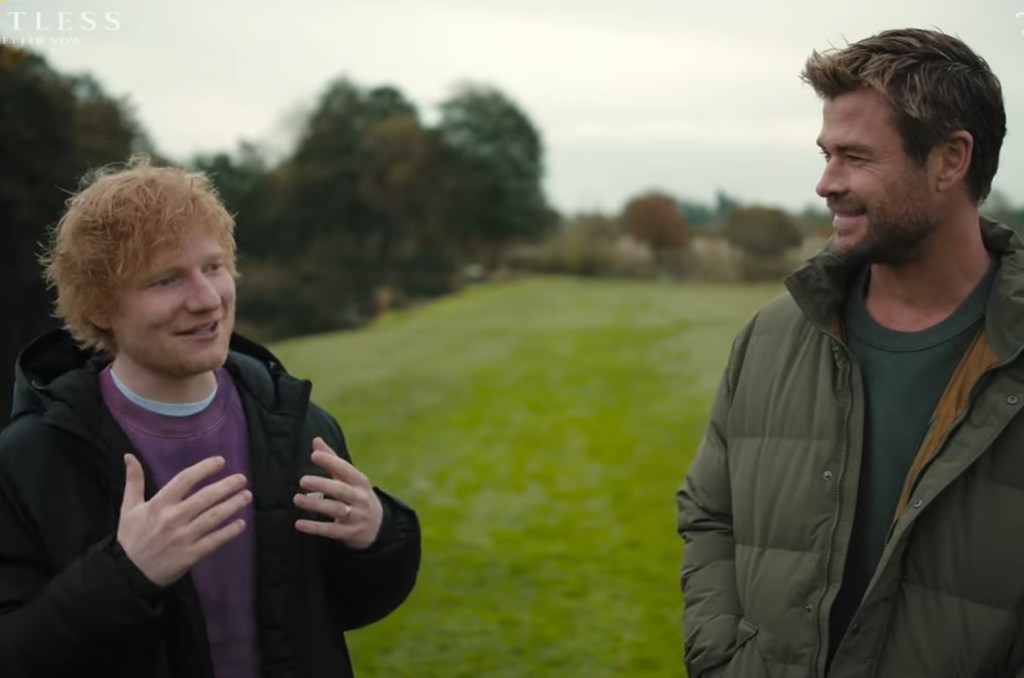 Ed Sheeran treina Chris Hemsworth para tocar bateria em um concerto ao vivo no trailer de 'Limitless' para a nova temporada. (Foto: Reprodução)