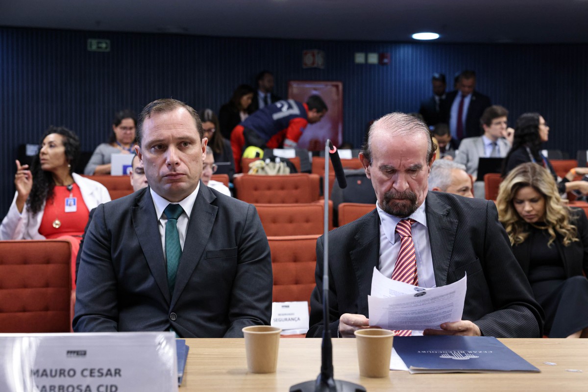 Instagram de Cid foi criado com e-mail registrado em nome de militar Mauro Cid ao lado do advogado, Dr. Cezar Roberto Bitencourt, em interrogatório de ação penal da trama golpista (Foto: Ton Molina/STF)