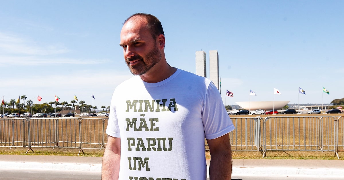 Eduardo Bolsonaro ameaça a Polícia Federal e órgão repudia ato como covarde Eduardo Bolsonaro participa de protesto na Esplanada dos Ministérios em 9 de julho de 2024; deputado federal está nos Estados Unidos desde o início do ano e é investigado por buscar sanções contra o Brasil para intimidar curso do processo penal contra seu pai, réu por tentativa de golpe (Foto: Wilton Júnior/Estadão)