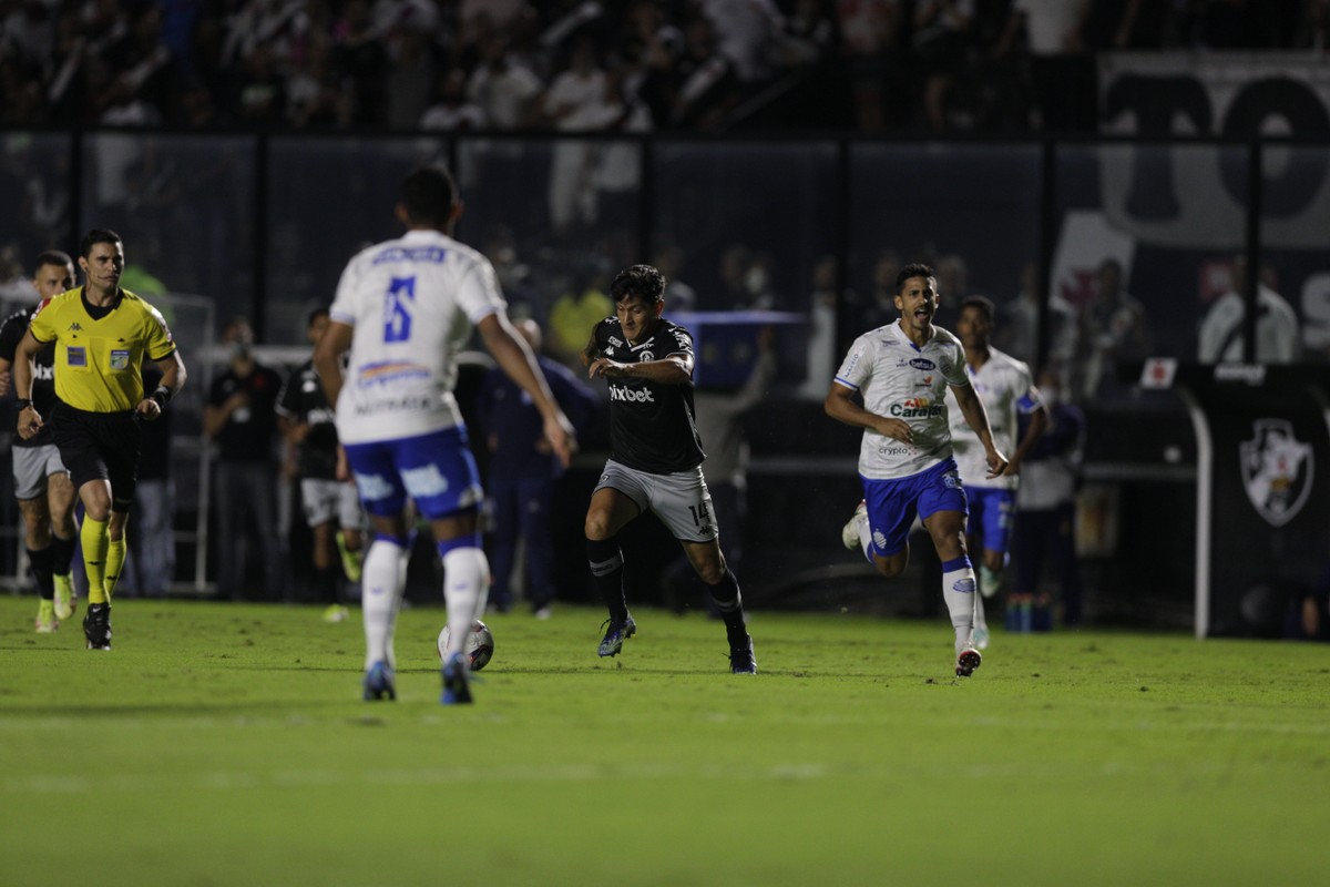 Jogadores do CSA de Maceió, em partida contra o Vasco; clube alagoano foi beneficiado por emendas (Foto: Alexandre Cassiano/O GLOBO)
