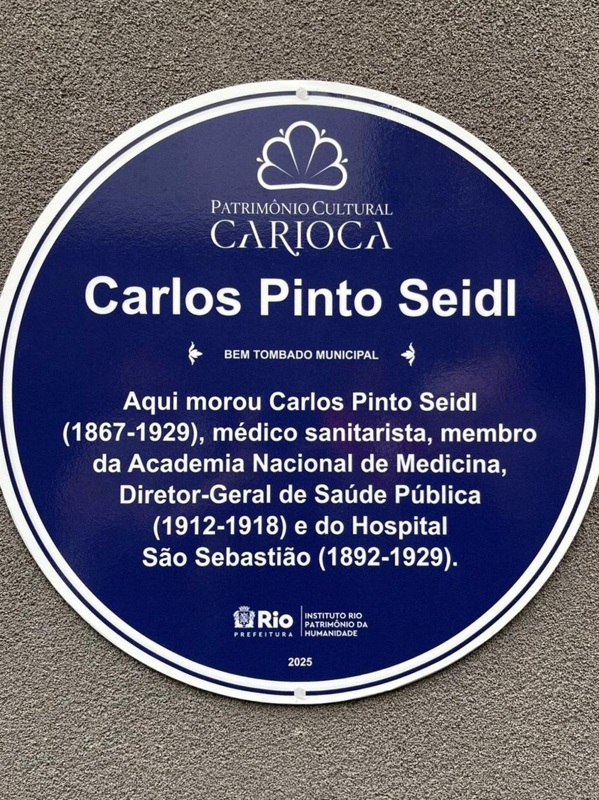 Placa em homenagem ao sanitarista Carlos Seidl é instalada na Tijuca Placa em homenagem ao médico sanitarista Carlos Seidl, na Tijuca (Foto: Divulgação)
