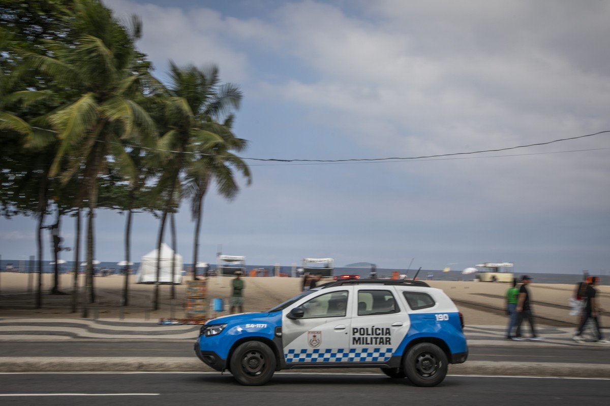 Roubos em Copacabana caem e moradores comemoram a nova segurança no bairro Policiamento na orla de Copacabana (Foto: Guito Moreto / Agência O Globo)