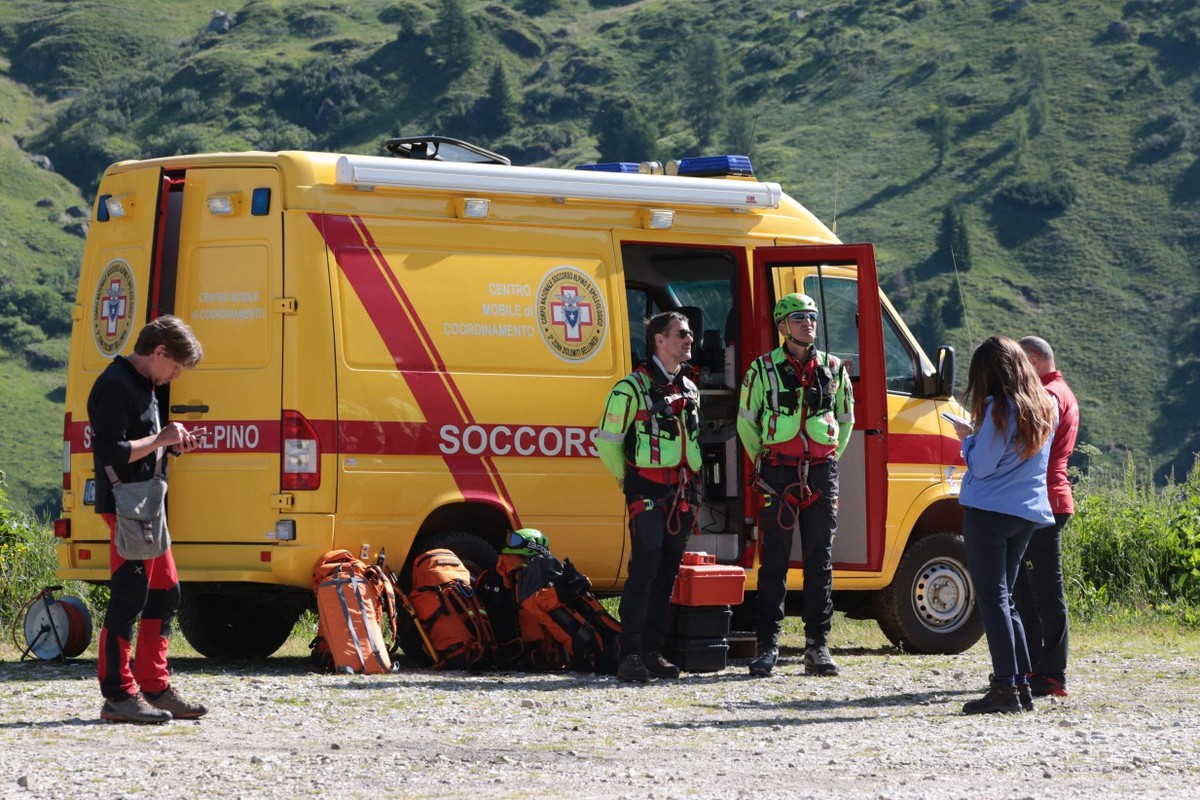 Socorristas fazem resgate em trilha nas Dolomitas, nos alpes italianos, em 2022 (Foto: AFP)