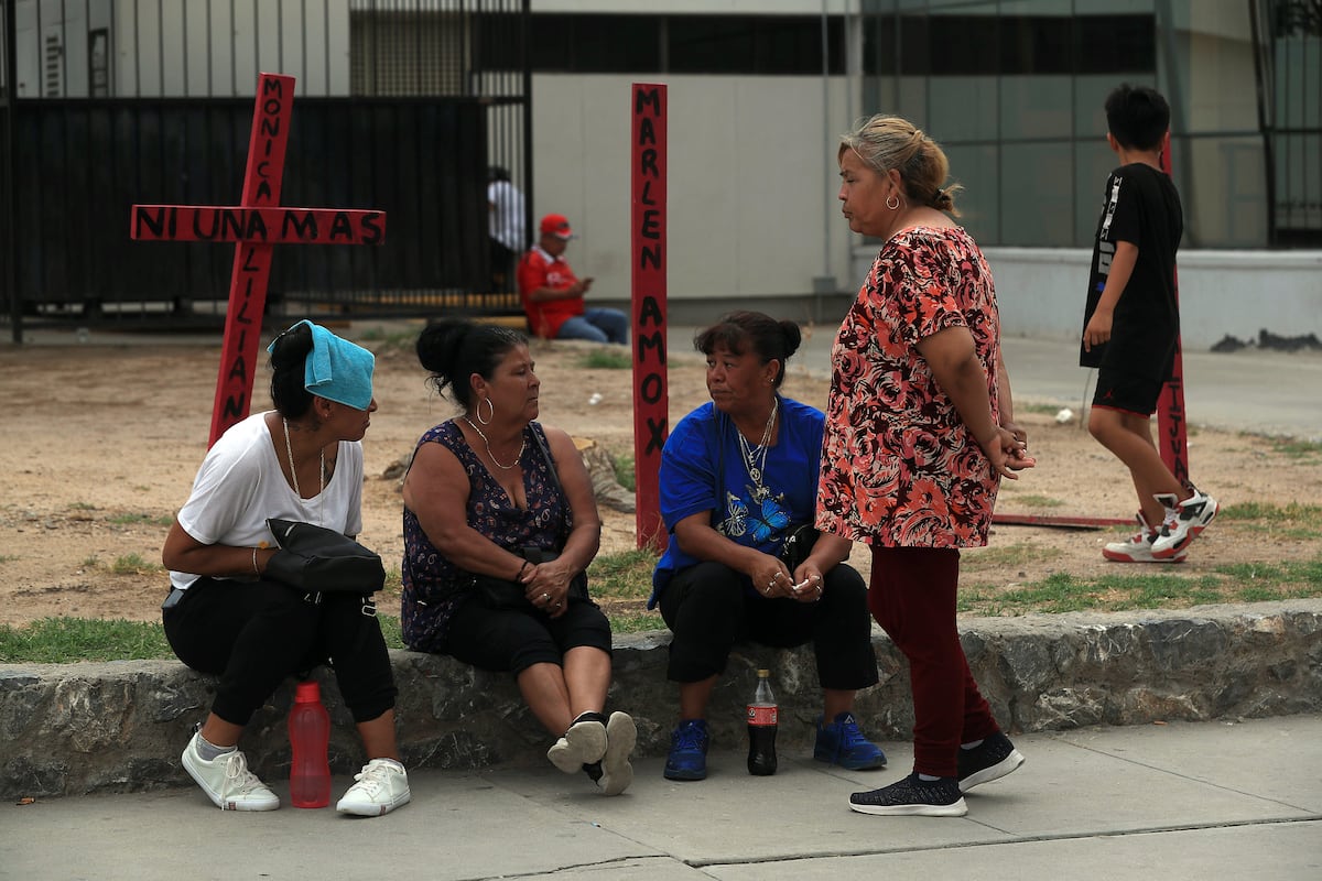 Crematório fraudulento em Ciudad Juárez entrega terra em vez de cinzas humanas Familiares aguardam informações sobre os casos de cremação na Fiscalia do estado de Chihuahua, Ciudad Juárez, em 1º de julho de 2025. (Foto: Luis Torres/EFE)