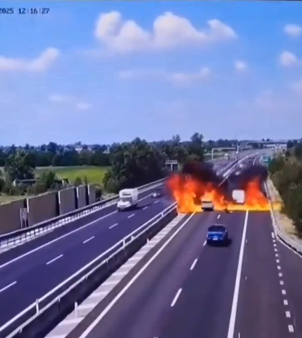 Ultraleve cai em estrada na Itália e causa a morte de dois ocupantes Carros não conseguiram frear e passaram pelas chamas após queda de avião em estrada na Itália (Foto: X / Reprodução)