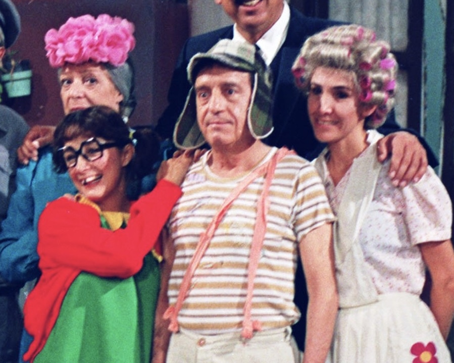 Atriz de 'Chaves' entrega figurino de Chiquinha à polícia em nova revelação María Antonieta de las Nieves, Roberto Gómez Bolaños e Florinda Meza em ‘Chaves’ (Foto: Reprodução)