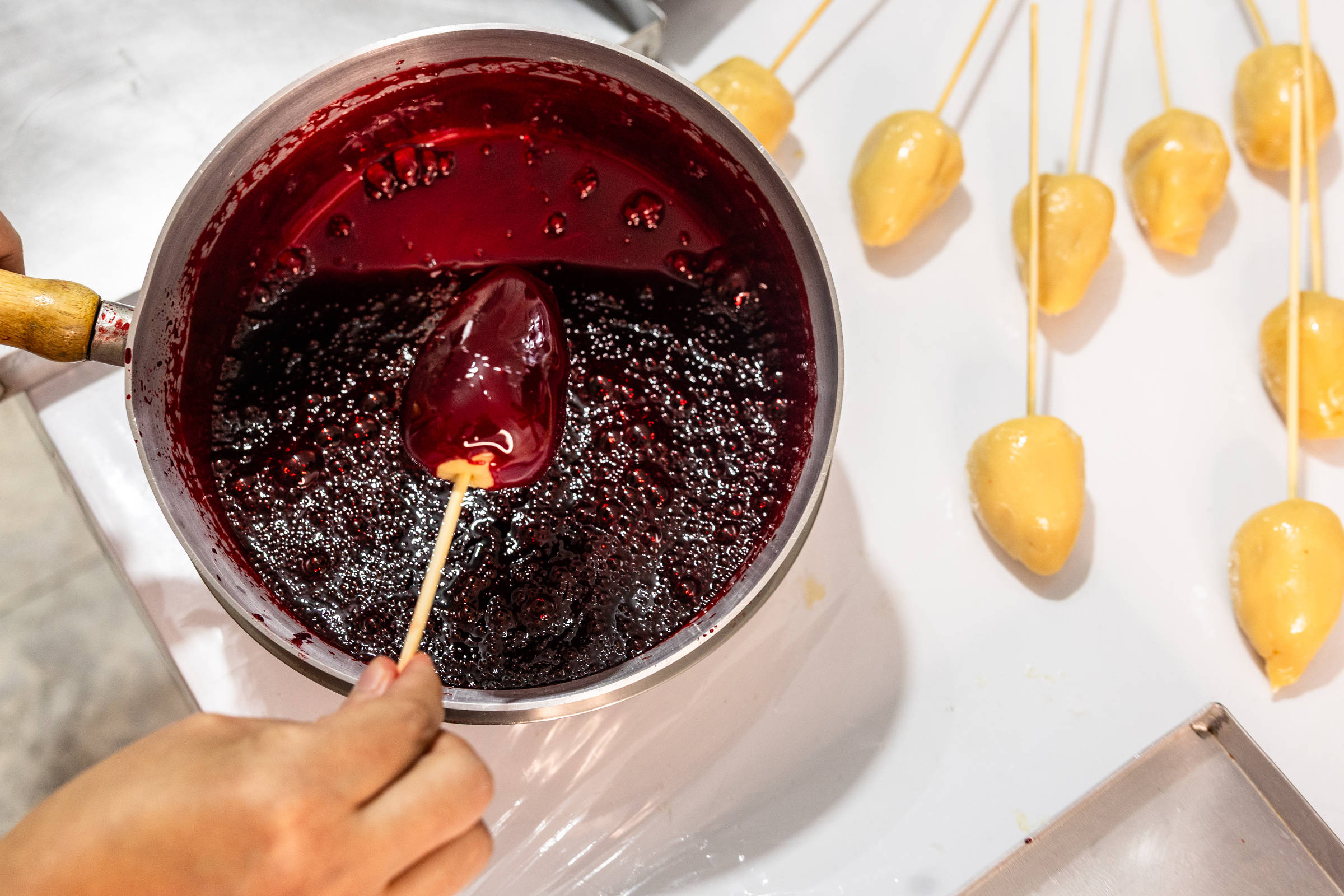 Conselho de odontologia alerta sobre riscos do morango do amor para a saúde bucal Confeiteira prepara calda caramelada que cobre o morango do amor (Foto: Rafaela Araújo - 25.jul.25/Folhapress)