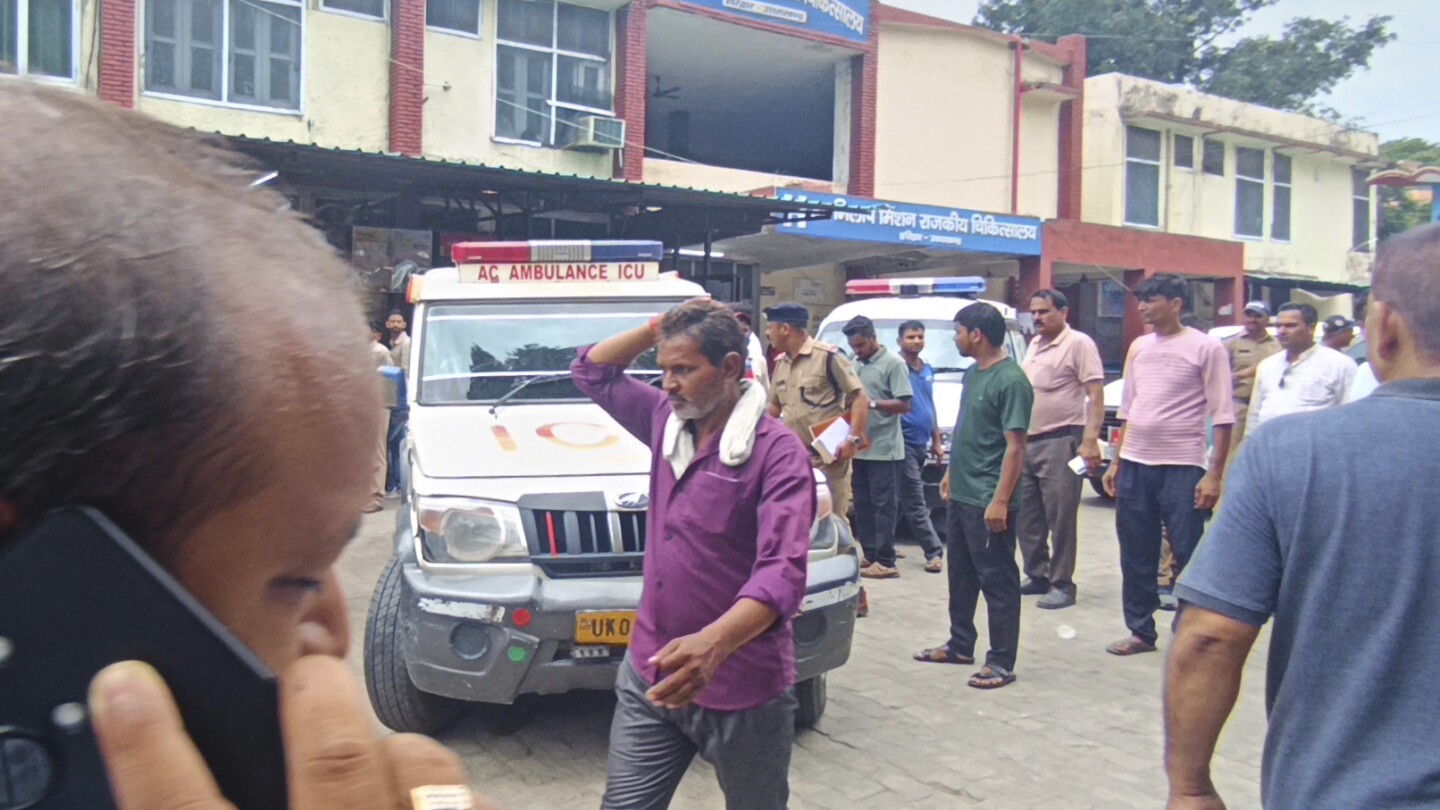Relativos aguardam do lado de fora de um hospital enquanto os feridos do acidente no templo são trazidos, em Haridwar, Índia, domingo, 27 de julho de 2025. (Foto: AP Photo)