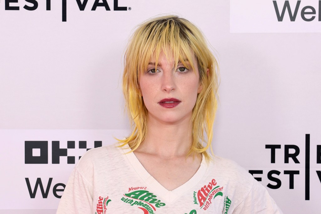 Hayley Williams lança coleção solo de 17 faixas em plataformas de streaming Hayley Williams lançou sua coleção solo de 17 faixas sem título para streaming na sexta-feira (1º de agosto) como uma série de singles independentes. (Foto: Reprodução)