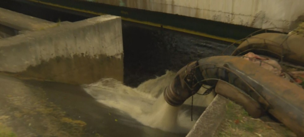 Sabesp reconhece lançamento de esgoto sem tratamento no Rio Tietê Tubulação da Sabesp. (Foto: Reprodução/ TV Globo)