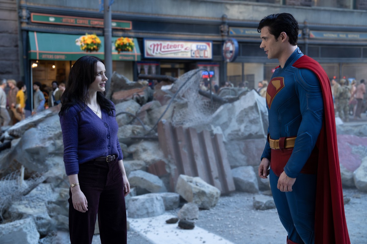 'Superman' traz cenas pós-crédito que prometem surpresas para os fãs Rachel Brosnahan e David Corenswet em cena de 'Superman' (2025), de James Gunn — Foto: Divulgação / Warner Bros. Pictures