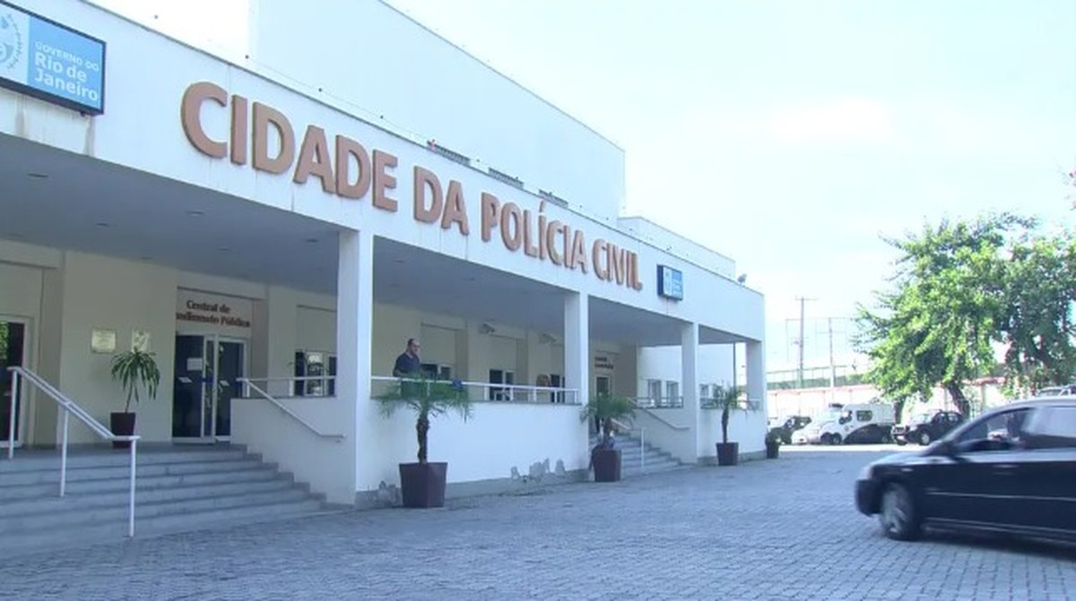 Três suspeitos são feridos durante perseguição policial em Duque de Caxias Fachada principal da Cidade da Polícia, onde fica a Draco/IE (Foto: Reprodução)