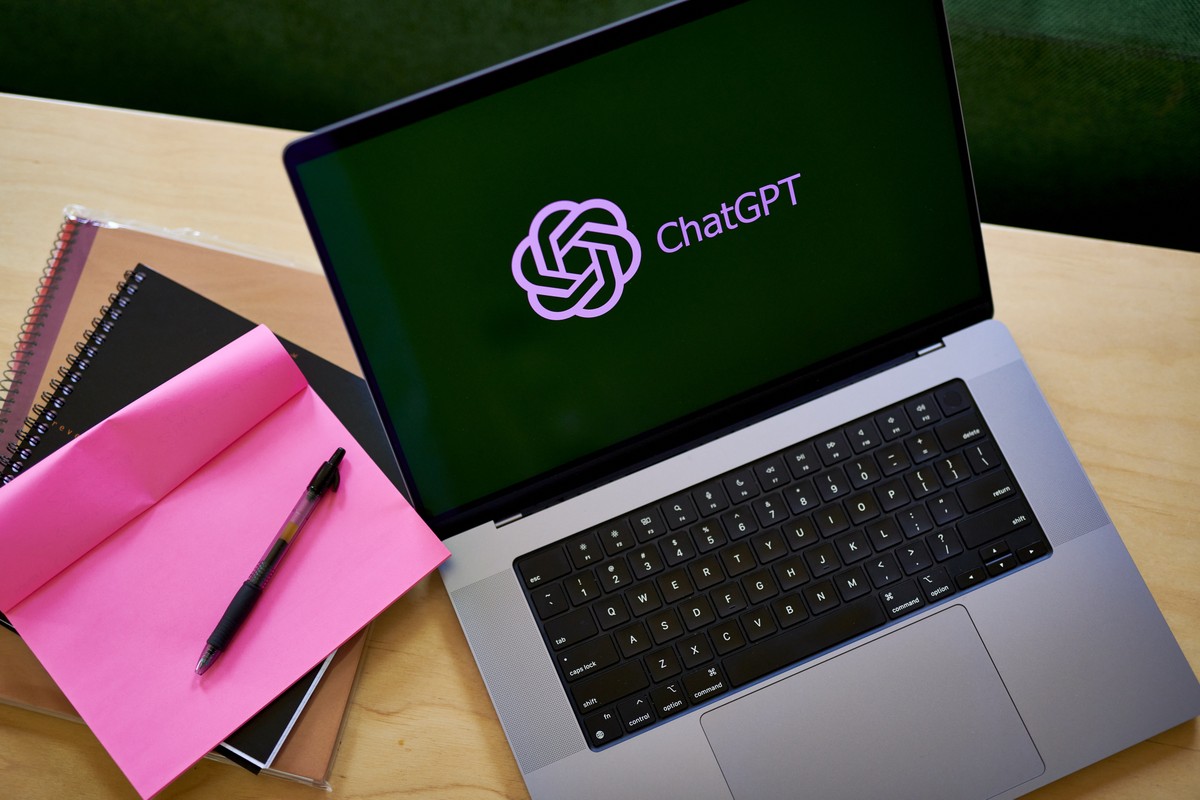 Microsoft enfrenta desafio com o sucesso do ChatGPT em sua estratégia de inteligência artificial O ChatGPT é um rival que ameaça os esforços da Microsoft de vender aos clientes corporativos sua solução em inteligência artificial, o Copilot (Foto: Gabby Jones/Bloomberg)