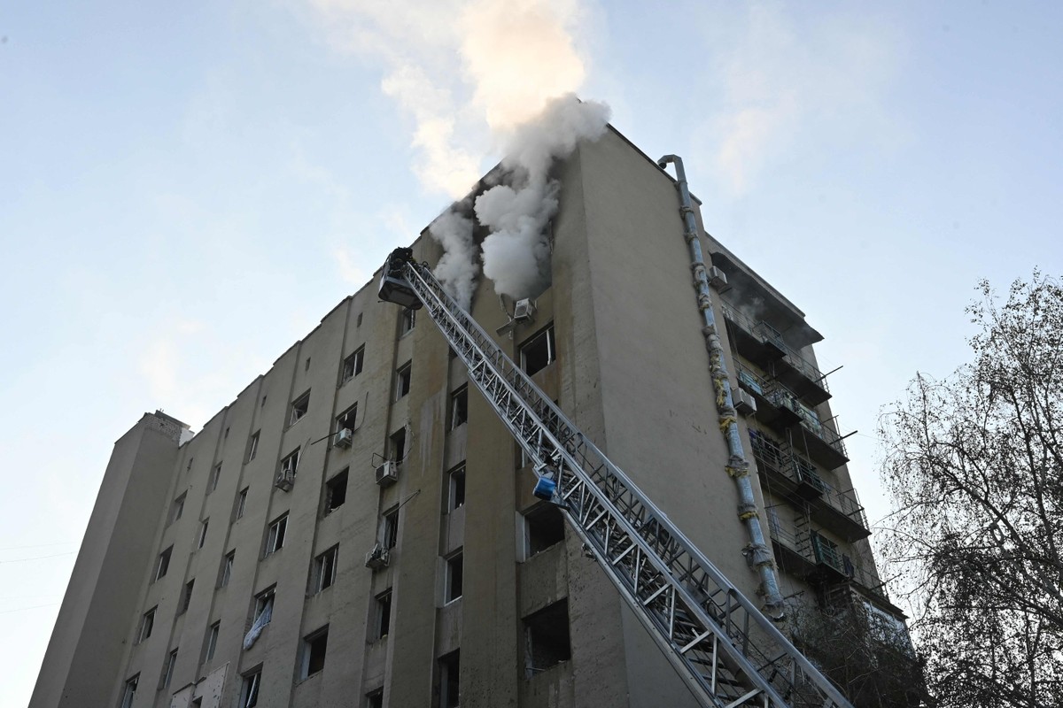 Ataques aéreos russos resultam em quatro mortos e 32 feridos na Ucrânia Bombeiros apagam incêndio em um prédio residencial após ataque de drone russo, em Kharkiv (Foto: SERGEY BOBOK / AFP)