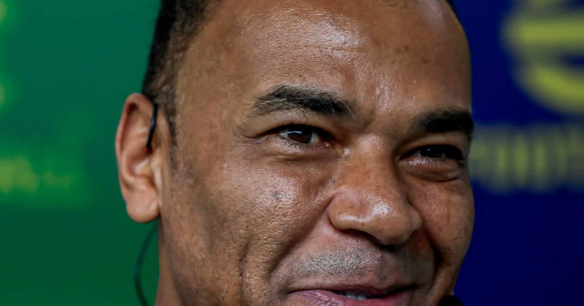 Cafu com taça do Mundial de Clubes, torneio que foi um acerto da Fifa para ele (Foto: Divulgação/Fifa)