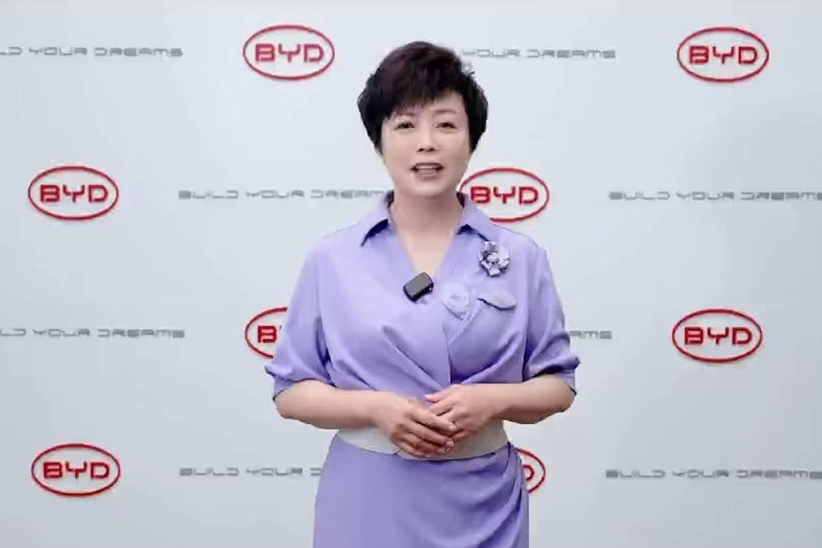 BYD celebra crescimento no Brasil e Europa, mas enfrenta desafios com concorrentes globais A vice-presidente da BYD, Stella Li, participa de cerimônia em Xian, na China, através de vídeo transmitido do Brasil (Foto: Reprodução/WeChat)