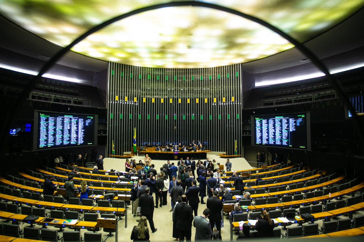 Câmara aprova leilão de petróleo e gás que pode arrecadar R$ 20 bilhões Hugo Motta em sessão plenária na Câmara no projeto que cancela decreto do governo que elevou o IOF. (Foto: Brenno Carvalho / Agência O Globo)