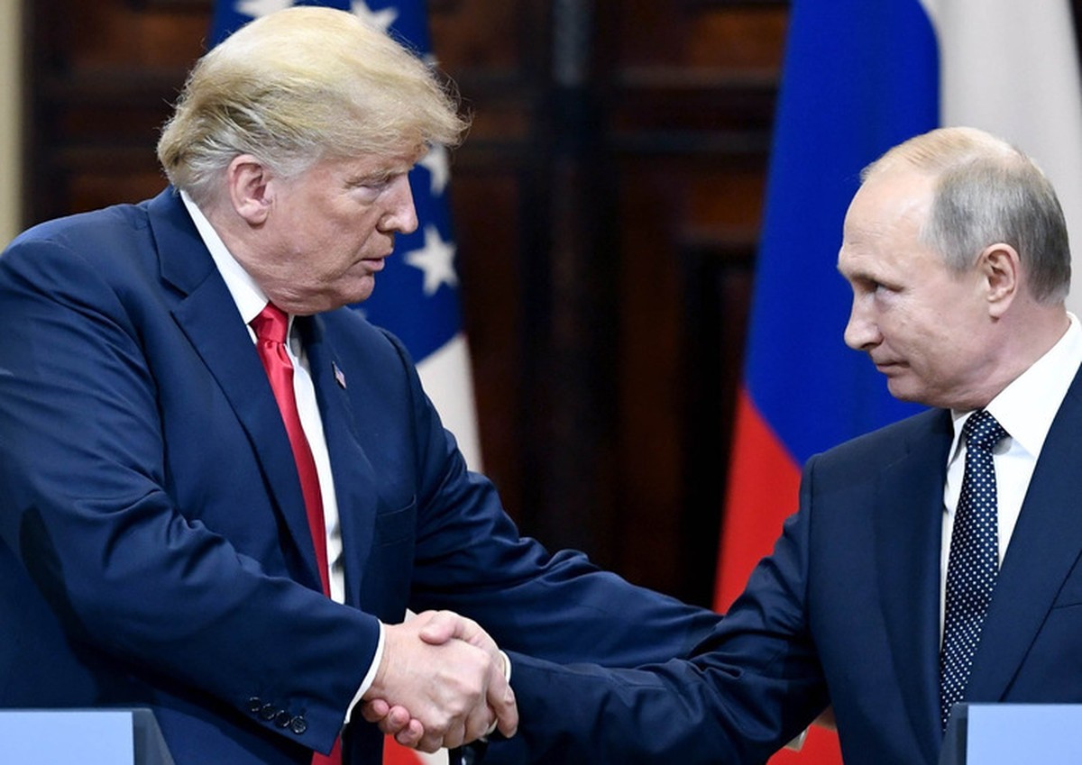 Donald Trump cumprimenta seu colega Vladimir Putin (Foto: Jussi Nukari/Lehtikuva via AP)
