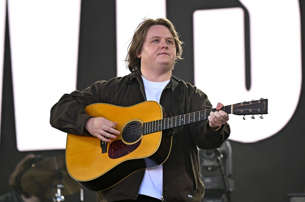 Lewis Capaldi conquista primeiro lugar no Reino Unido com o single 'Survive' Lewis Capaldi está de volta ao topo da Parada de Singles Oficial do Reino Unido pela primeira vez em dois anos com o single de retorno "Survive." (Foto: Reprodução)