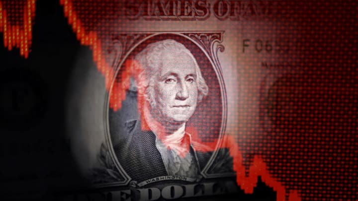Dólar em queda enfrenta novos desafios após pior desempenho em 52 anos Nota de banco do dólar americano e gráfico de ações em queda são vistos nesta ilustração tirada em 25 de abril de 2025. (Foto: Dado Ruvic | Reuters)
