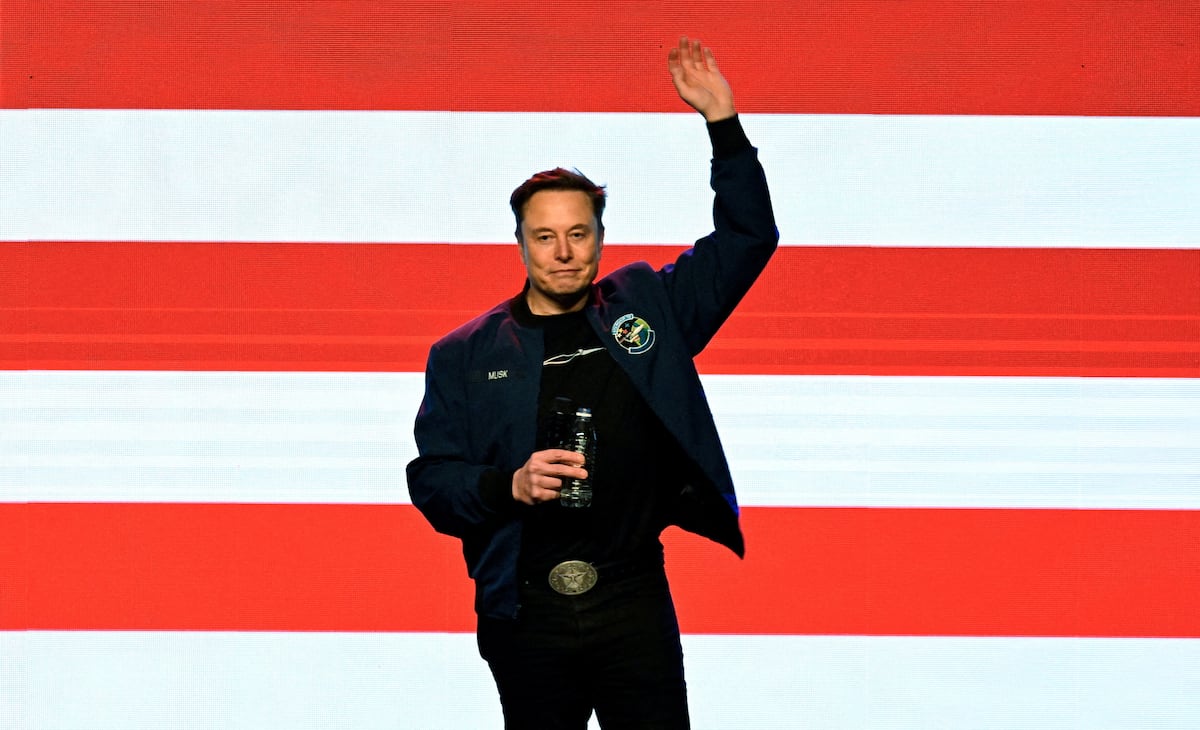 Polônia processa Elon Musk por comentários antissemitas de sua inteligência artificial Elon Musk em um mitin político em Wisconsin (EUA) em março. (Foto: Vincent Alban/REUTERS)
