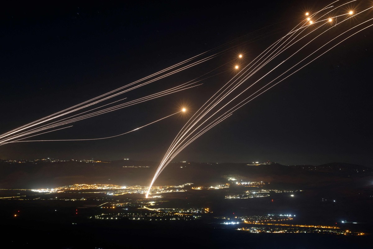 Ataque à usina de Bushehr no Irã gera alerta de catástrofe nuclear pela AIEA Domo de Ferro de Israel em ação — Foto: Jalaa Marey/AFP