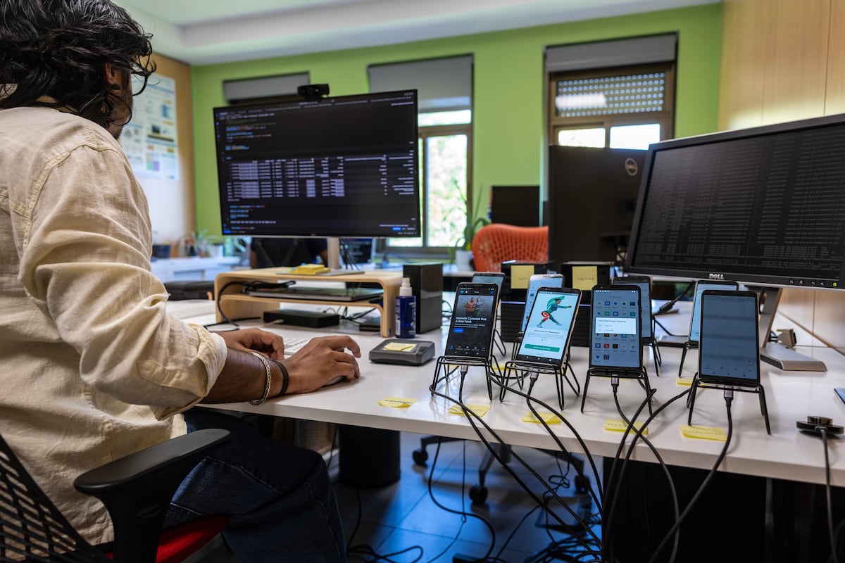 Aplicativos utilizam rastreamento interno para expor dados pessoais dos usuários Um pesquisador analisa o comportamento do Bluetooth e Wi-Fi móveis em uma sala do Instituto Imdea Networks em Madrid. (Foto: Pablo Monge)