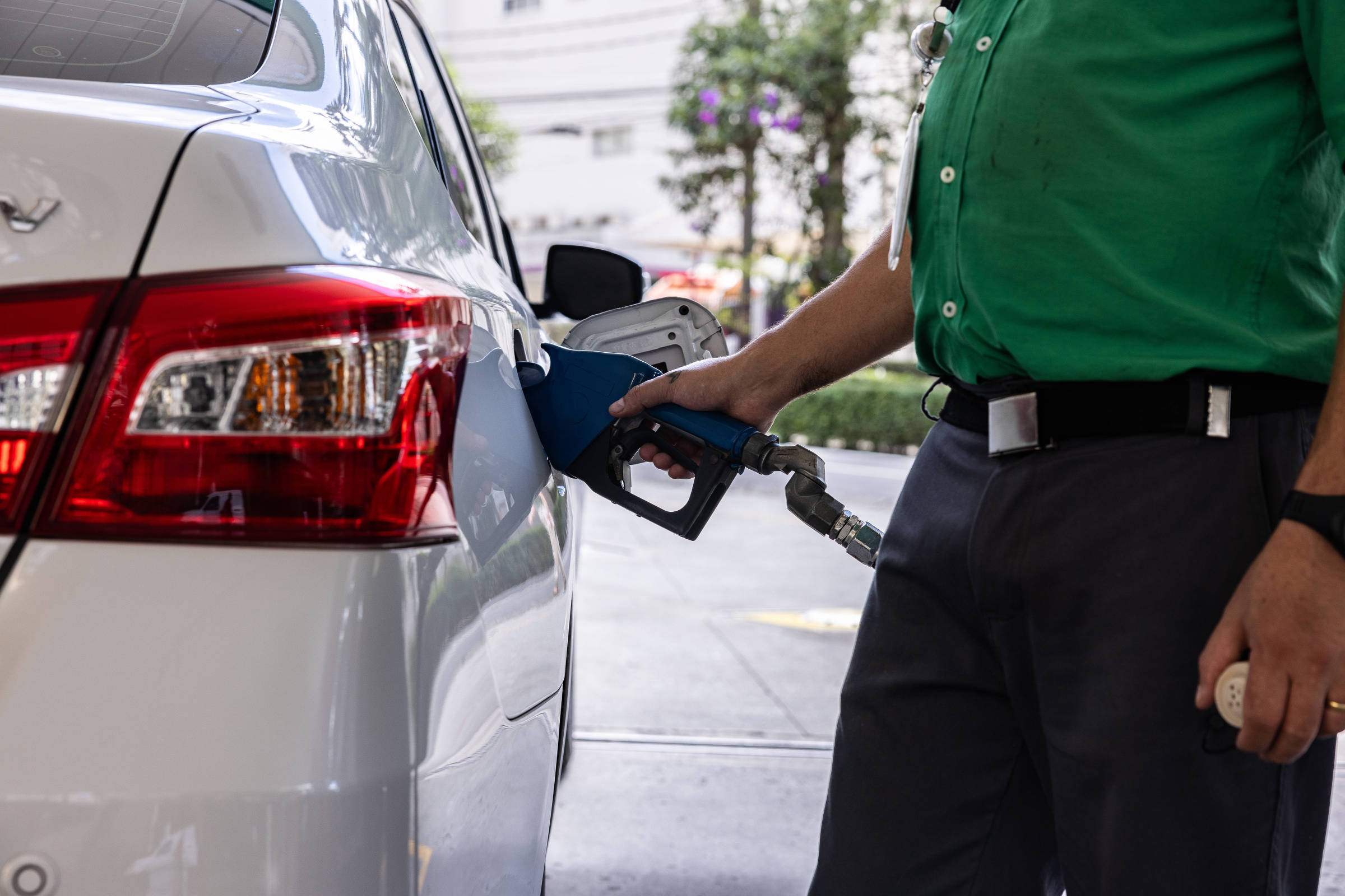 Gasolina sobe nos postos mesmo com redução de preços nas refinarias, diz ANP Frentista abastecendo carro em um posto de combustíveis no centro de São Paulo. (Foto: Pedro Affonso/Folhapress)