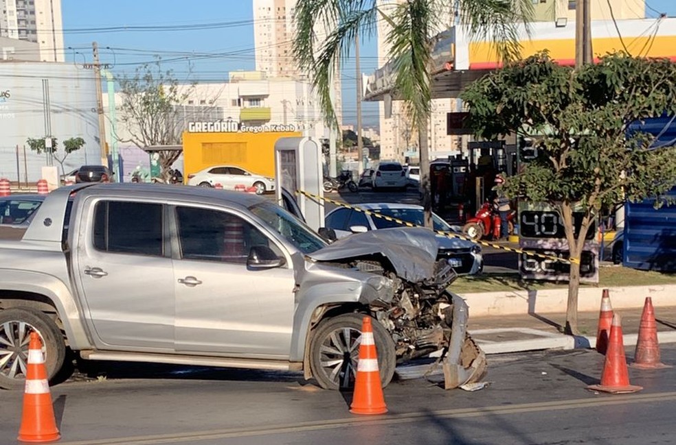 Ex-jogador da seleção brasileira de vôlei é assassinado em carro em Cuiabá Após ser baleado, Everton perdeu o controle do veículo em que estava e bateu contra outro carro, no Bairro Ribeirão do Lipa, em Cuiabá. (Foto: Robson Moura)