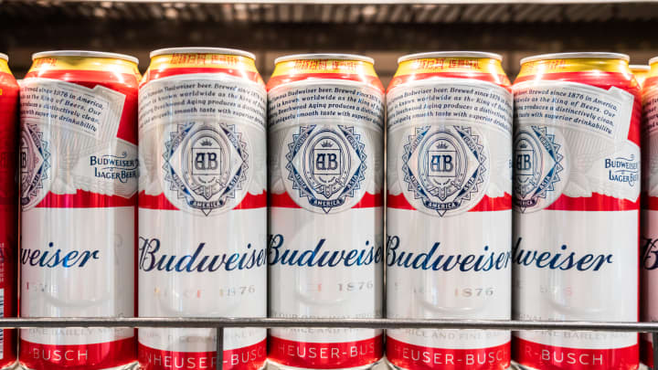 Ações da AB InBev despencam 9% devido à queda nas vendas globais Latas de cerveja Budweiser expostas à venda em um supermercado. (Foto: Sopa Images | Lightrocket | Getty Images)