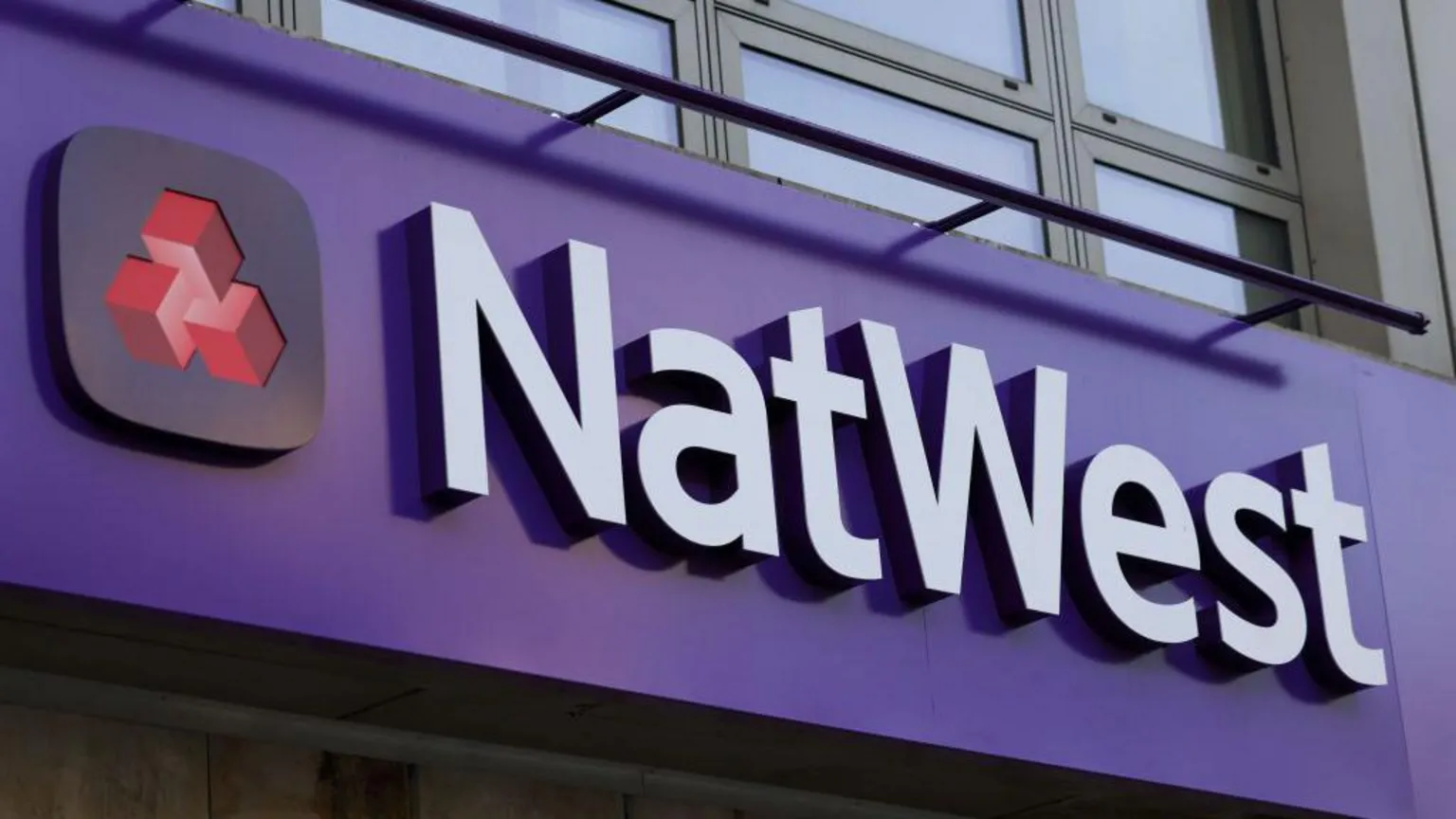 NatWest avança na saída do mercado da República da Irlanda O mês passado, o Nat West devolveu a licença bancária irlandesa que usava para operar o Ulster Bank (Foto: Getty Images)