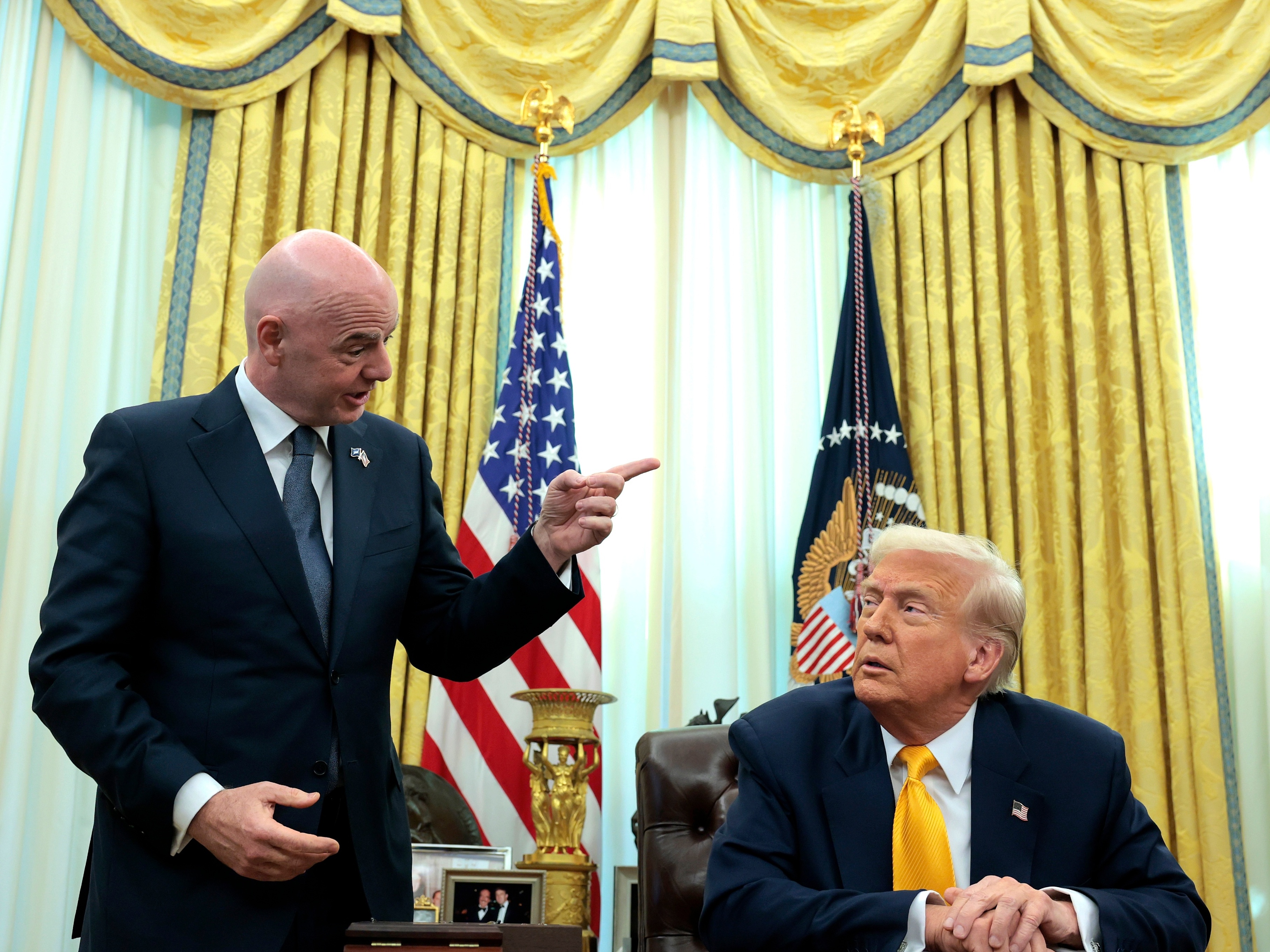 Fifa enfrenta dilema político com apoio de Trump no conflito EUA-Irã Gianni Infantino, presidente da FIFA, e Donald Trump, presidente dos EUA (Foto: Anna Moneymaker/Getty Images)