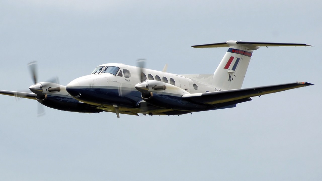 Avião pequeno cai em área rural próxima a Londres e provoca preocupação A Beechcraft B200 Super King Air é um bimotor turboélice (Foto: Adrian Pingstone/Wikimedia Commons)