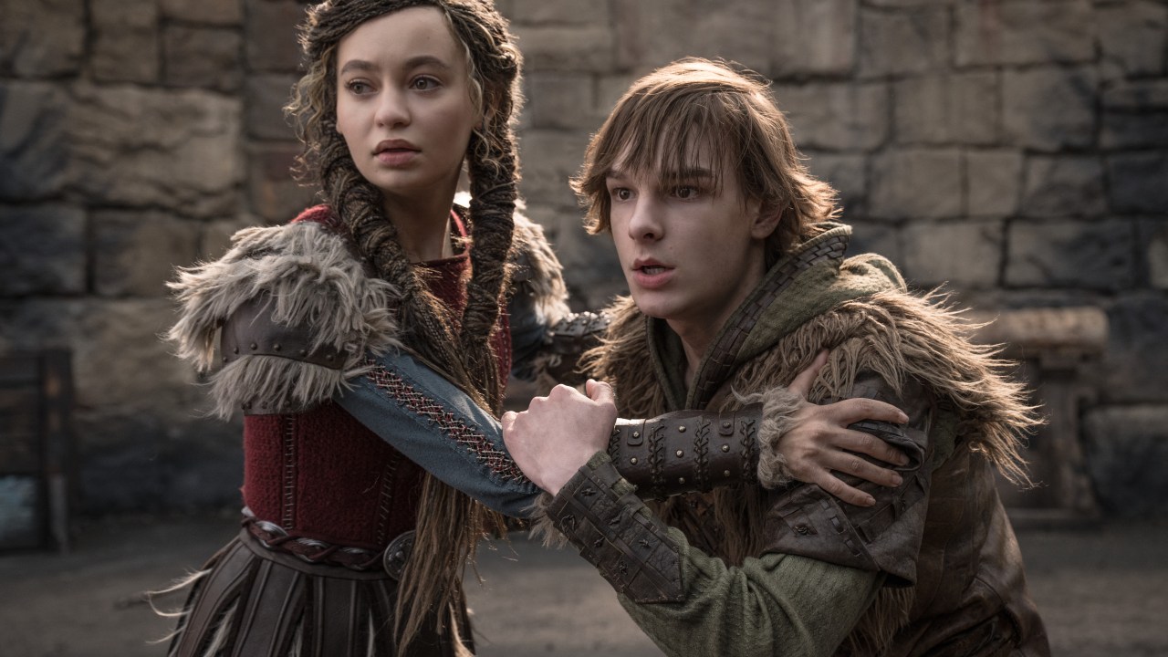 Astrid (Nico Parker) e Soluço (Mason Thames) se aventuram em um território disputado por vikings e dragões (Foto: Universal Pictures/Divulgação)