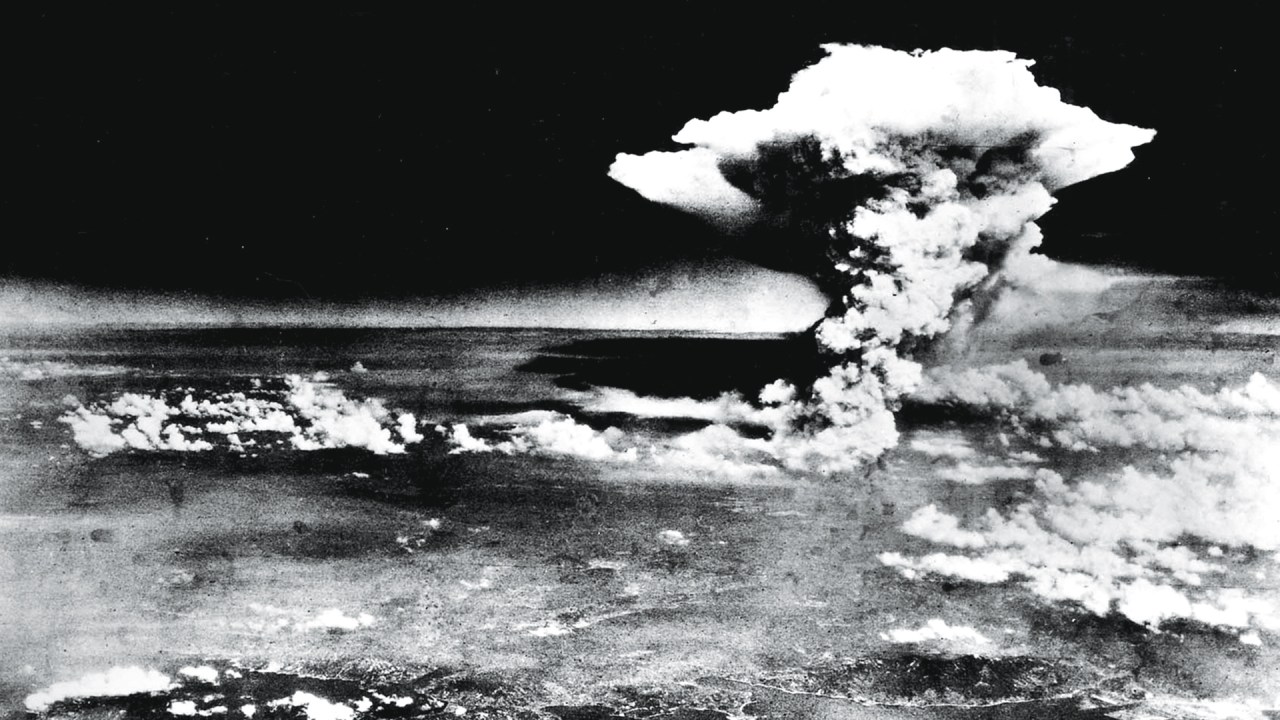 Hiroshima e Nagasaki: reflexões sobre os impactos da bomba após oitenta anos O HORROR - O cogumelo se forma no horizonte: surge a arma que pode levar à destruição total da humanidade (Foto: Universal History Archive/Getty Images)