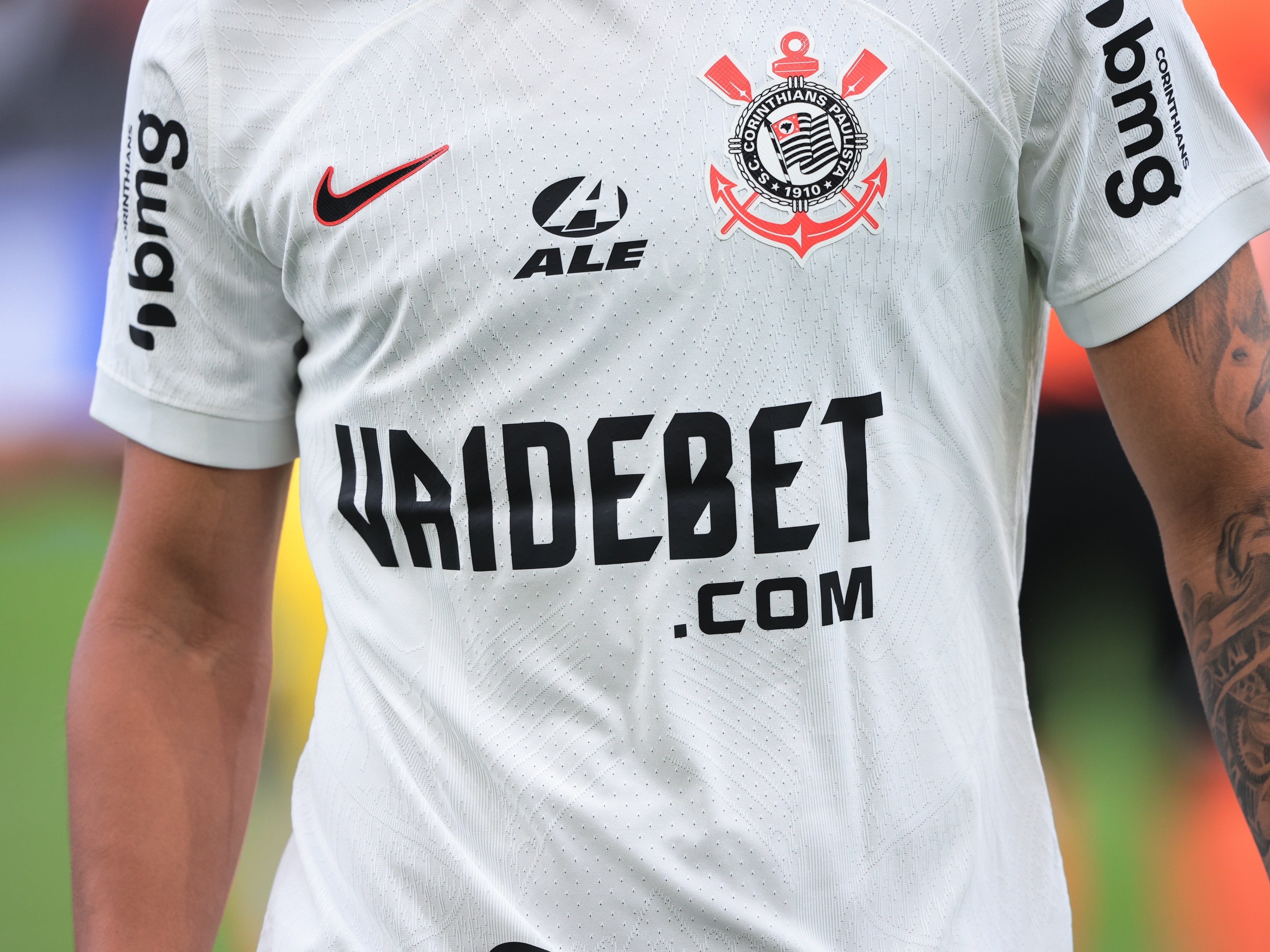 Polícia finaliza inquérito e indiciam ex-diretor do clube Vai de Bet Patrocínio da Vai de Bet na camisa do Corinthians, em 2024 (Foto: Ettore Chiereguini/Agif)
