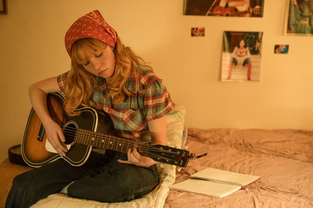 Sydney Sweeney em 'Americana' interpreta uma garçonete com sonhos de se tornar uma estrela da música country. (Foto: Reprodução)