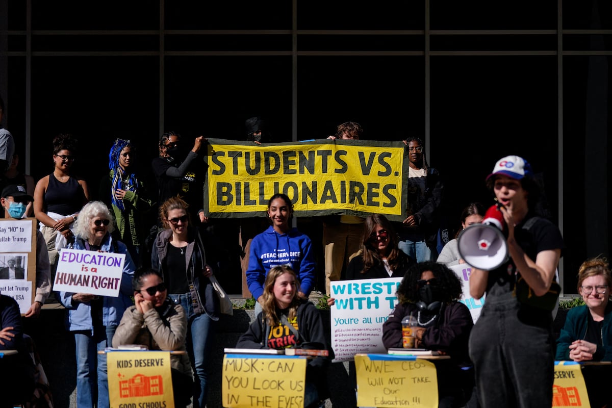 Suprema Corte dos EUA autoriza Trump a desmantelar o Departamento de Educação Protesto em frente ao Departamento de Educação no mês de março, em Washington. (Foto: Kent Nishimura/REUTERS)