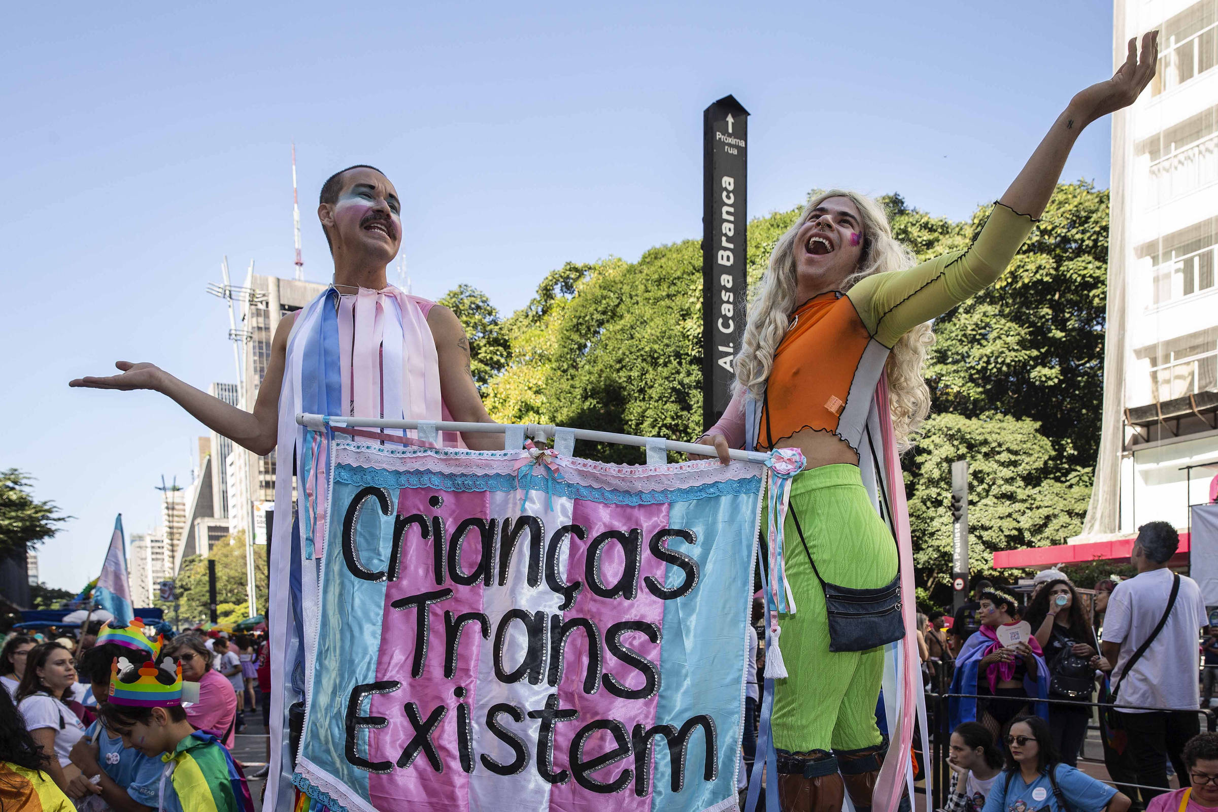 Procuradoria solicita suspensão de norma do CFM sobre hormonização de jovens trans Participantes da 27ª Parada do orgulho LGBT+ exibem frase em apoio a crianças trans na av. Paulista, em São Paulo (Foto: Eduardo Knapp - 11.jun.2023/Folhapress)