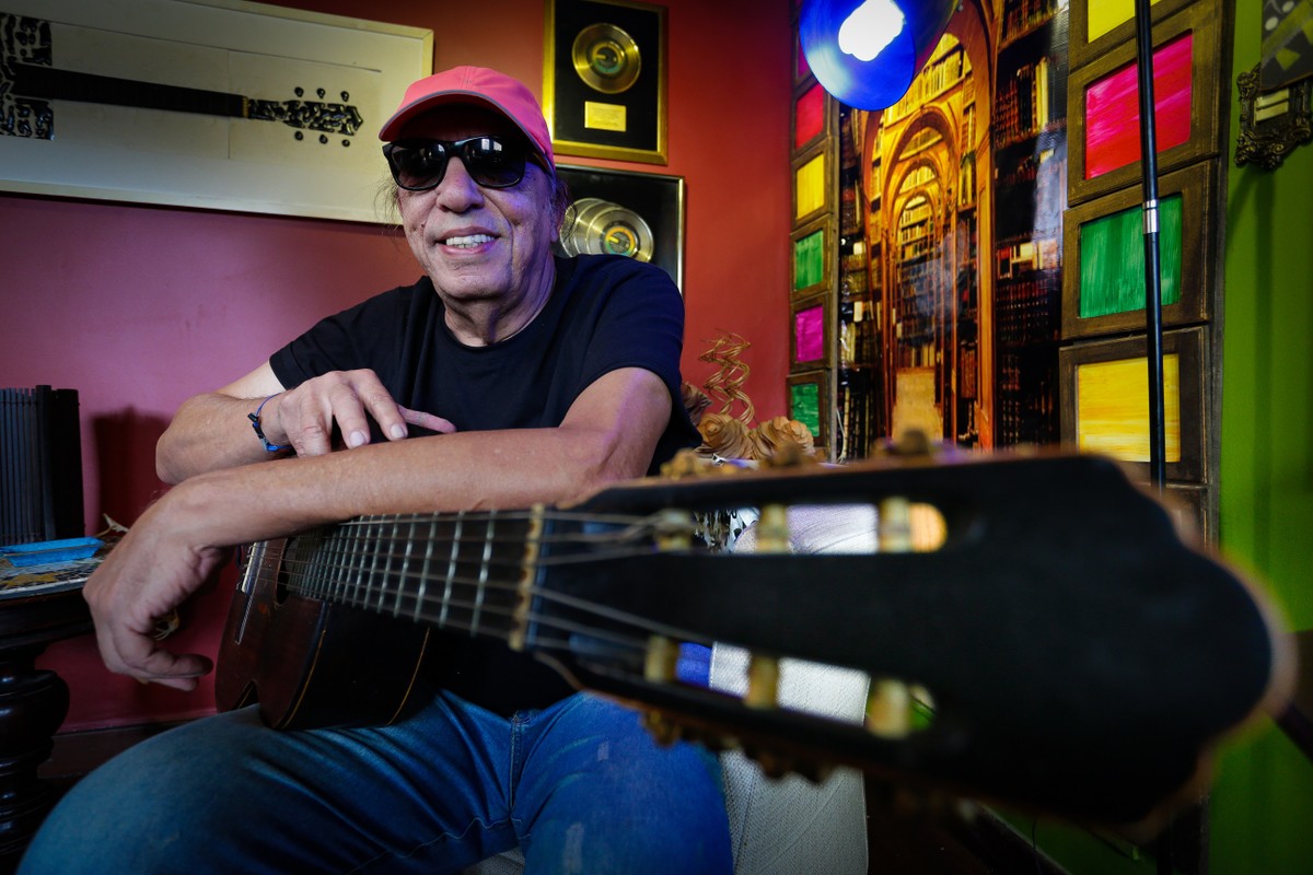 Dalto lança turnê com show gratuito e lota Niterói de música e alegria Dalto em sua casa, em Niterói (Foto: Roberto Moreyra)