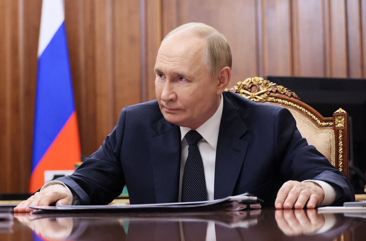 Putin aceita se reunir com Zelenski sob pressão de Trump por uma tregua Vladímir Putin, presidente da Rússia, durante uma reunião com o governador prorrusso da região ucraniana ocupada por Moscou de Donetsk, Denish Pushilin, nesta segunda-feira no Kremlin. (Foto: Mikhail Metzel via REUTERS)