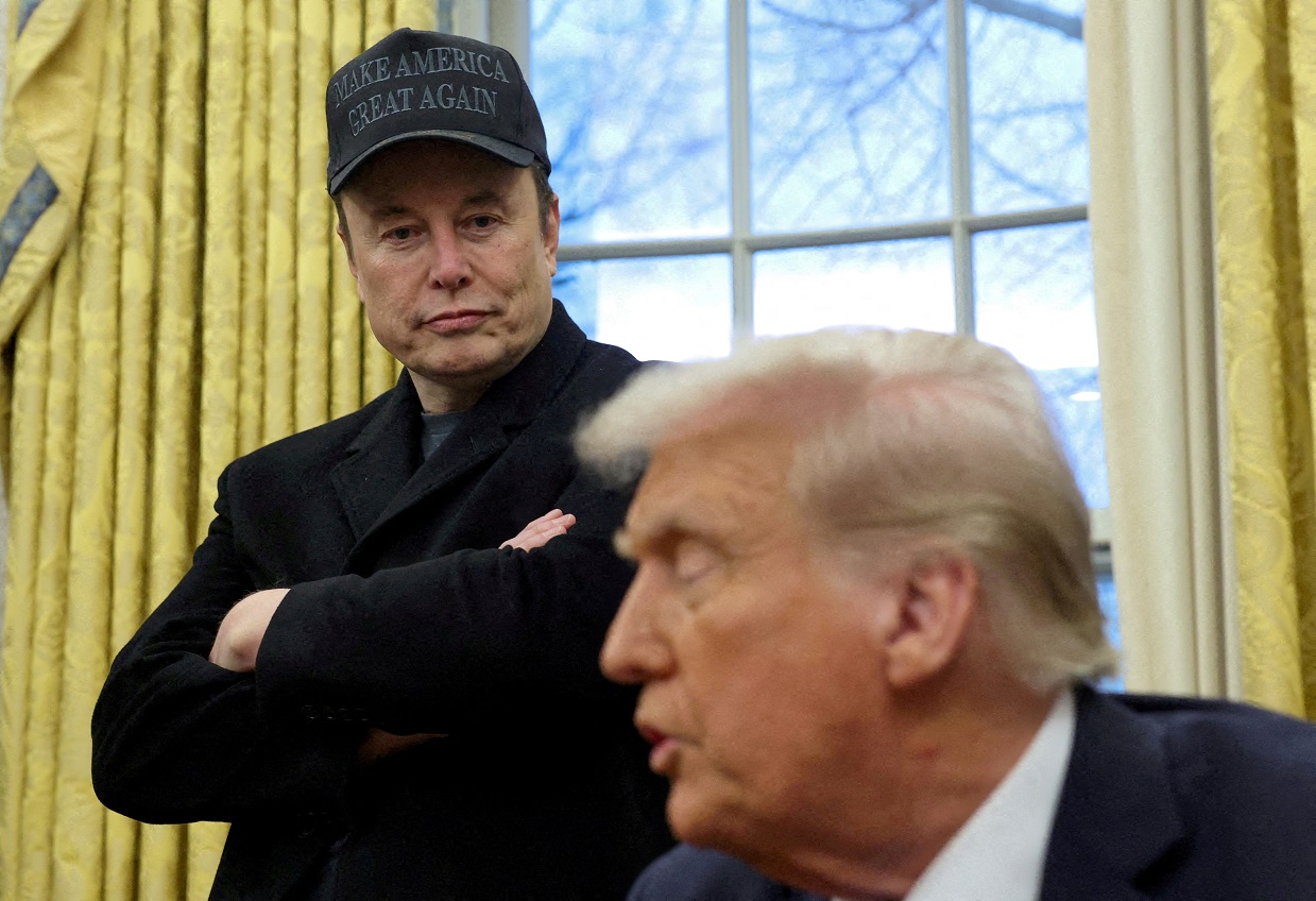 Ação da Tesla despenca com briga entre Musk e Trump e pessimismo do mercado Elon Musk e o presidente dos EUA, Donald Trump, no Salão Oval da Casa Branca, em Washington (Foto: REUTERS/Kevin Lamarque)