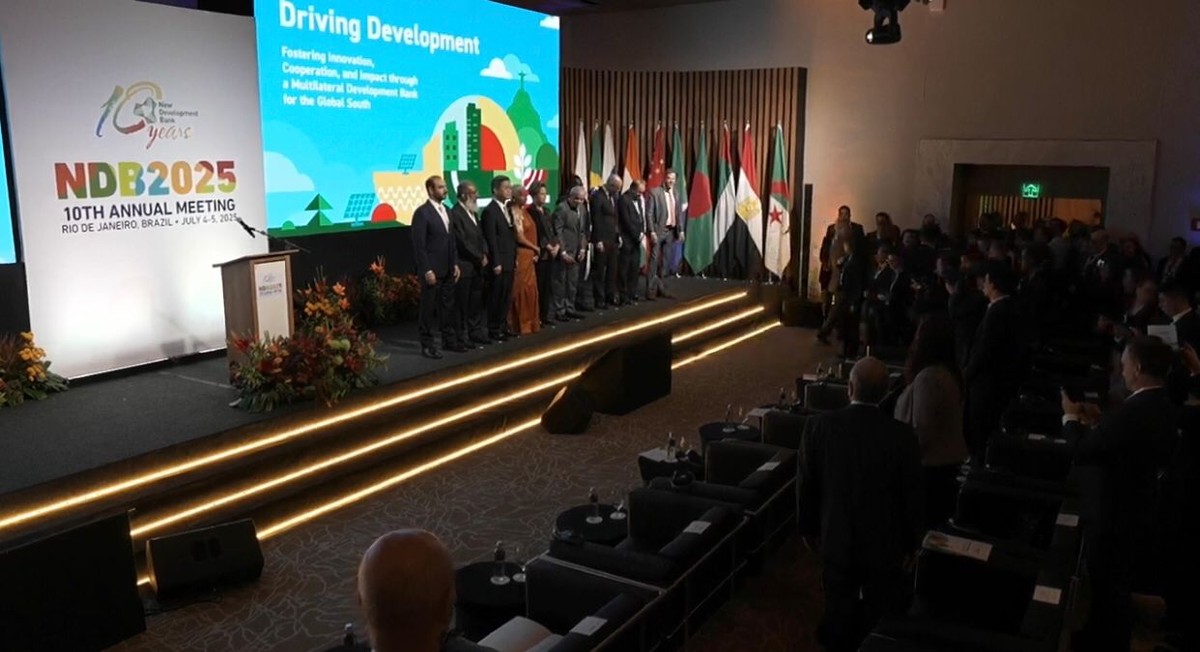 Dilma Rousseff critica tarifas como instrumentos de subordinação política no Brics Cerimônia de abertura do 10º Encontro Anual do Novo Banco de Desenvolvimento (NDB), conhecido como Banco do Brics, no Rio de Janeiro (Foto: Reprodução)