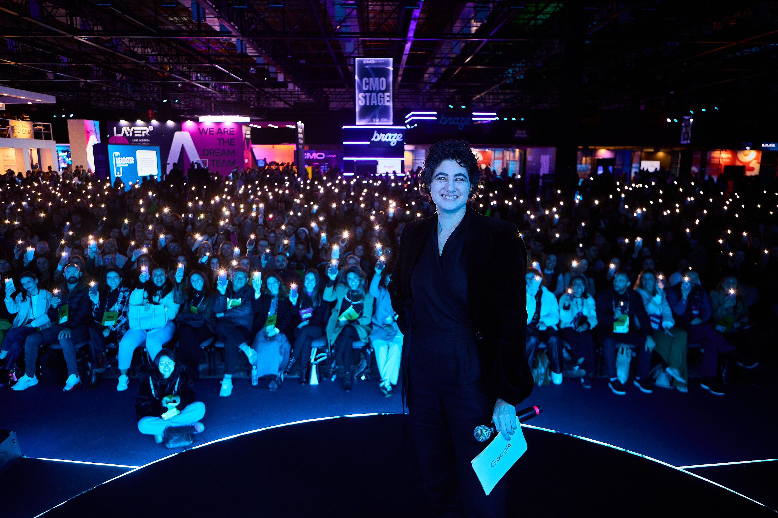Empresas são desafiadas a liderar a revolução da inteligência artificial Maia Mau, do Google Brasil, na abertura do CMO Summit: IA em discussão (Foto: Reprodução)
