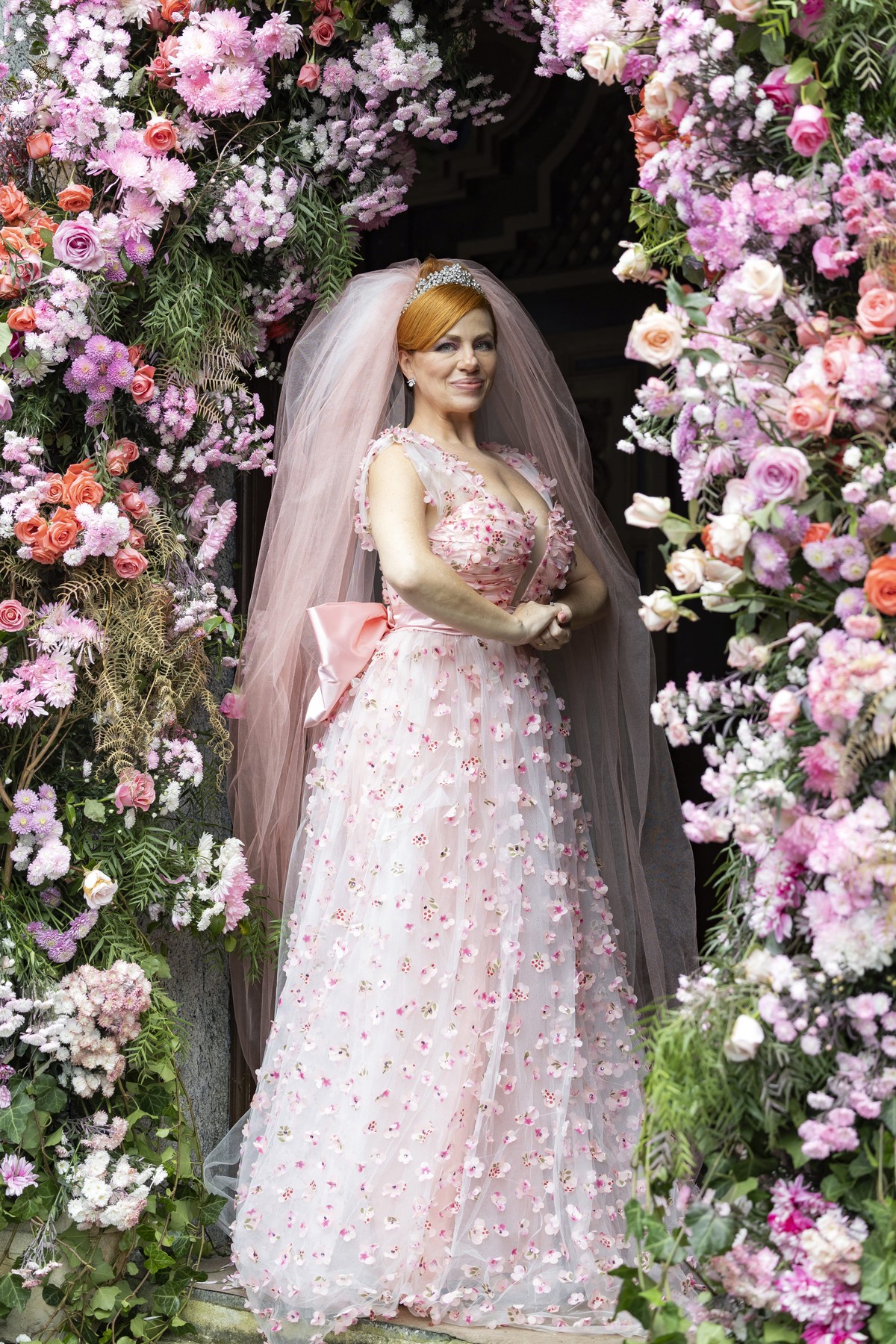 Aldeíde brilha com vestido deslumbrante em cena de 'Vale Tudo' Karine Teles vivendo o sonho de noiva de Aldeíde, sua personagem em 'Vale Tudo' (Foto: Globo/Manoella Mello)