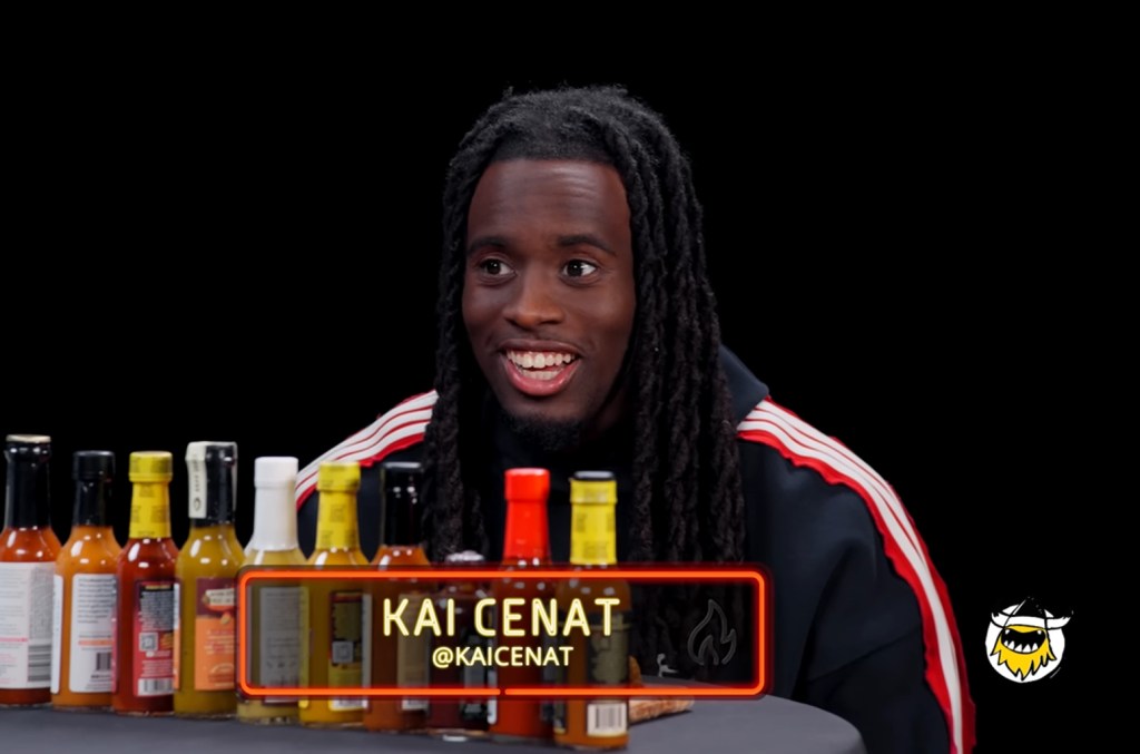 Kai Cenat escolhe rappers que contrataria se tivesse uma gravadora Kai Cenat disse no Hot Ones que assinaria Lil Uzi Vert e mais dois outros se tivesse um selo de rap. (Foto: Reprodução)