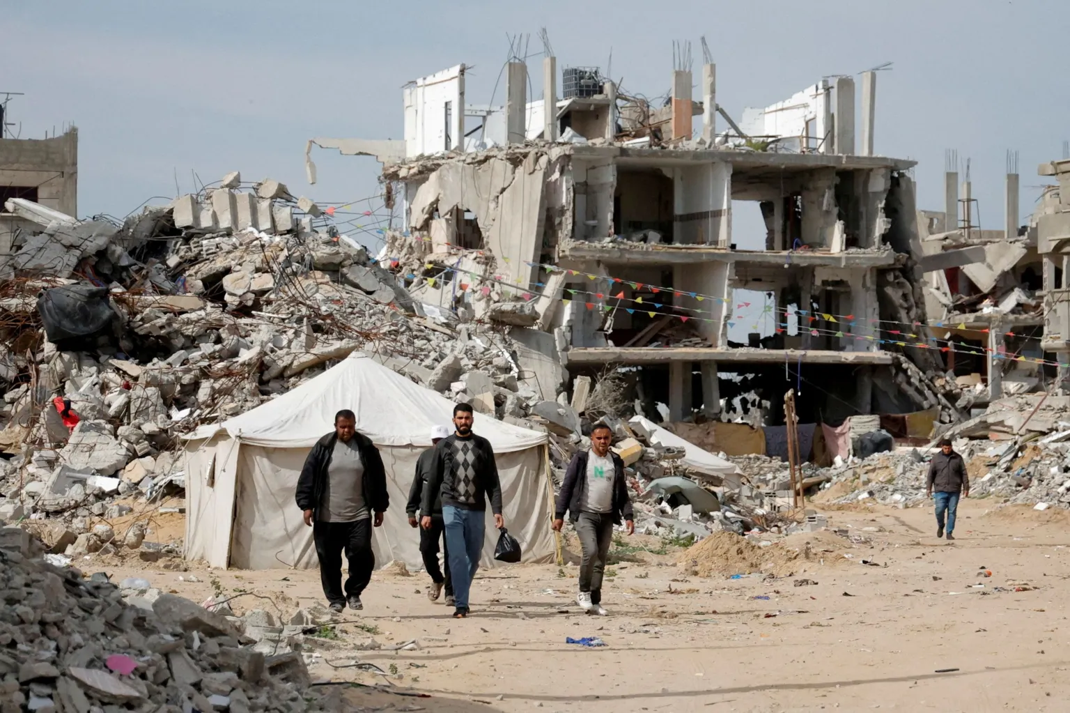 Protestos aumentam contra plano de deslocamento forçado de gazenses para o sul Rafah, no sul de Gaza, sofreu grandes destruições de edifícios e infraestrutura (Foto: Reuters)