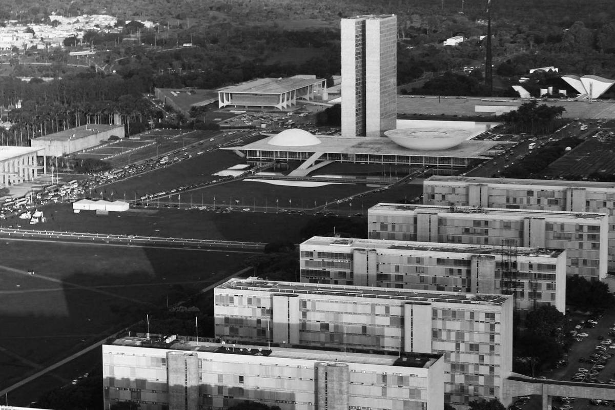 Congresso intensifica pressão para uso de emendas em benefício eleitoral Vista aérea do Congresso Nacional e a Esplanada dos Ministérios, em Brasília (DF) (Foto: Getty Images)