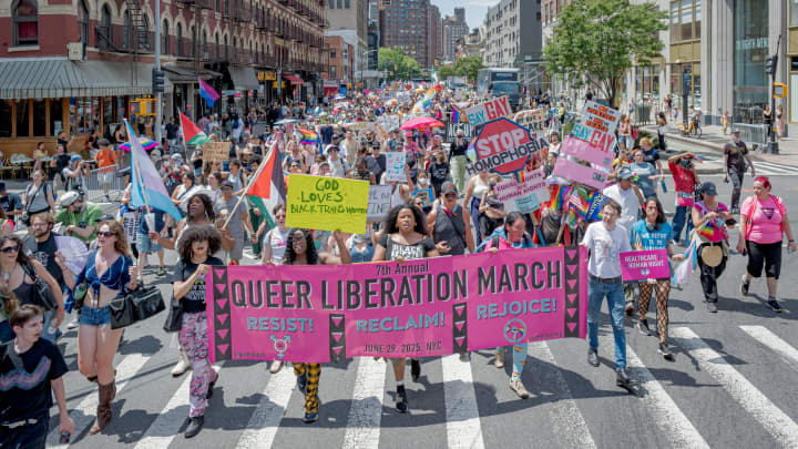 Turistas LGBTQ+ internacionais evitam viagens aos EUA por conta de políticas locais Participantes marcham na sétima marcha anual de Libertação Queer da Reclaim Pride Coalition em Nova York, 29 de junho de 2025. (Foto: Erik McGregor | Lightrocket | Getty Images)